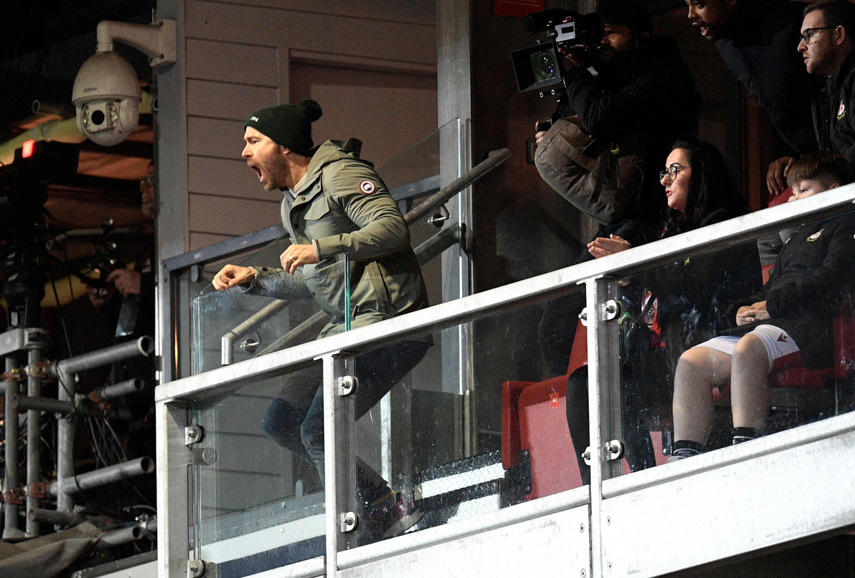 Acteur en Wrexham-eigenaar Ryan Reynolds moedigt de spelers fanatiek aan tijdens de FA Cup-wedstrijd tegen Sheffield United, eind januari. Beeld AFP