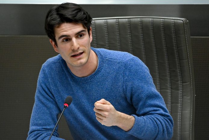 Archiefbeeld. Vooruit-voorzitter Conner Rousseau liet woensdag weten dat de socialisten zich niet zullen neerleggen bij een beperkte loonsverhoging van 0,4 procent bovenop de index. Hij koppelt daar het artikel 14 van de loonwet van 1996 aan, wat concreet zou betekenen dat er ook geen dividenden kunnen worden uitgekeerd aan de aandeelhouders.
