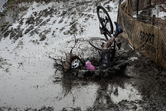 De genomineerde foto: Dolf Pemen komt ten val in het modderbad van de Essense veldrit.