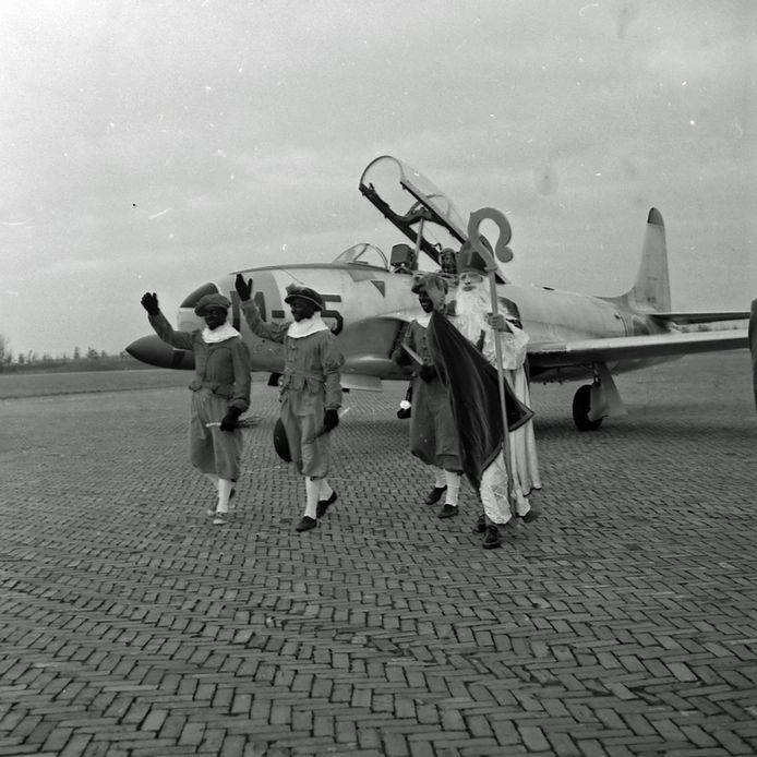 Sinterklaas komt in 1960 per vliegtuig aan in Eindhoven