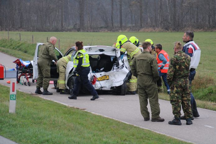 Een auto is bij een ongeluk op de Barneveldsetraat in Scherpenzeel behoorlijk beschadigd geraakt doordat er een bestelbus tegenaan reed.