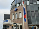 De vlag bij het politiebureau in Nijverdal hangt half stok als teken van rouw voor de plotseling overleden politieman Mark Duerink.