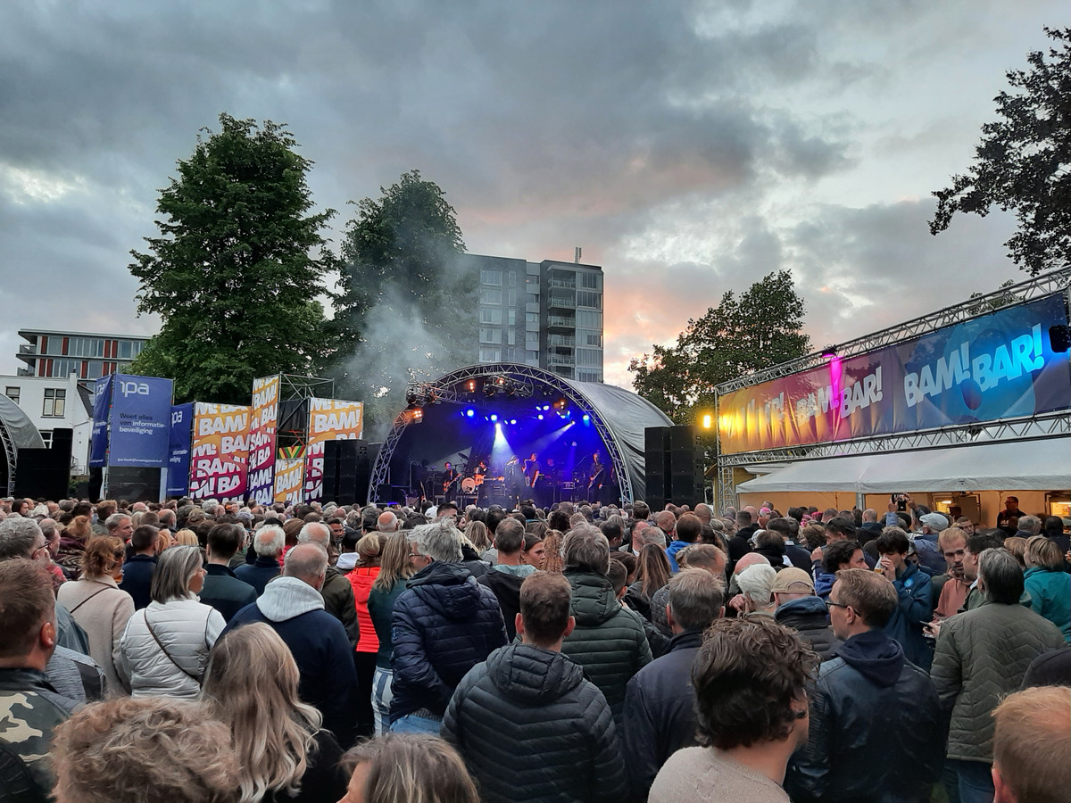 Grote drukte bij tributeavond van BAMfestival in Hengelo Foto AD.nl