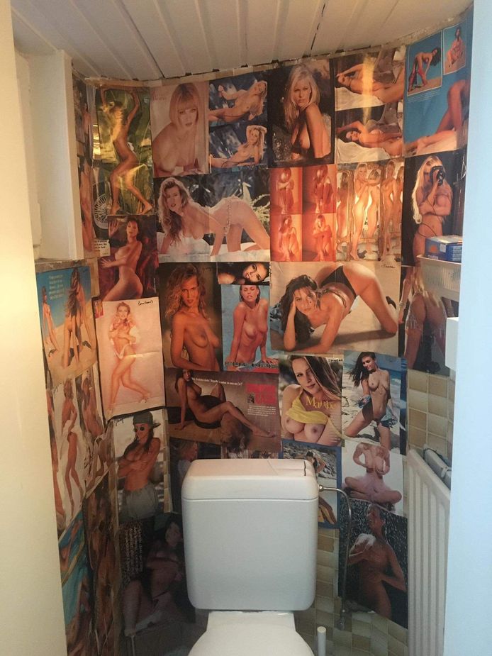 5 jongens op kot in Leuven besloten om hun wc vol te plakken met oude Playboy-posters. Hun poetsvrouw weigert sindsdien om hun wc te poetsen.