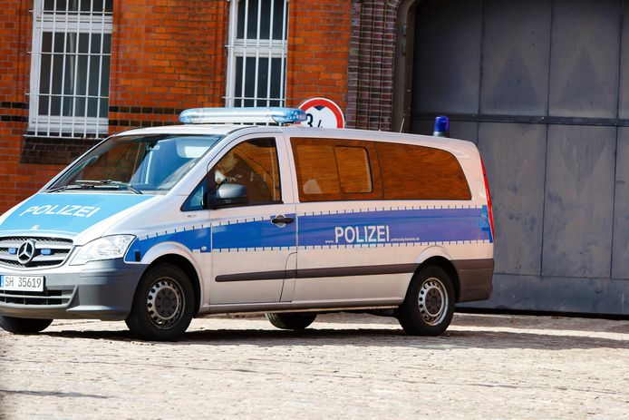 Een politiewagen voor de ingang van de gevangenis in Neumünster, waar Puigdemont in de cel zit in afwachting van de gerechtelijke procedure.