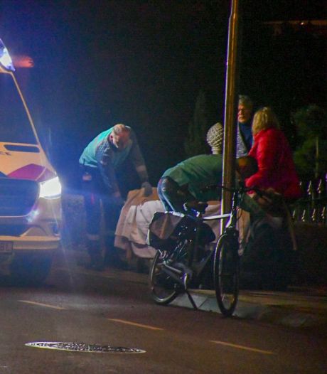 Fietser in Den Ham gaat onderuit en belandt met hoofd tegen lantaarnpaal, passanten verlenen eerste hulp