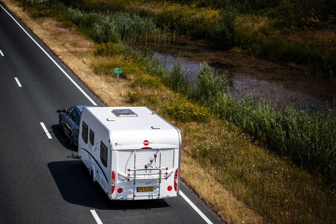 Auto (geen elektrische) met caravan op de A67 bij Eindhoven.