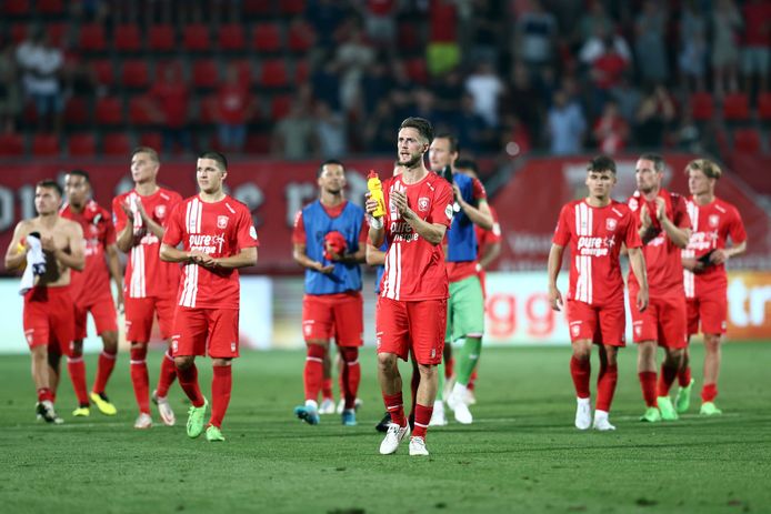 De spelers van FC Twente bedanken de eigen aanhang voor de steun.