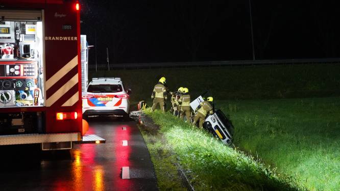 Brandweer bevrijdt drie vrouwen uit auto in sloot in Raamsdonksveer