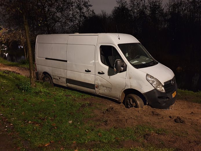 Met zijn wielen in de modder gezogen kon de bus niet meer voor- of achteruit.