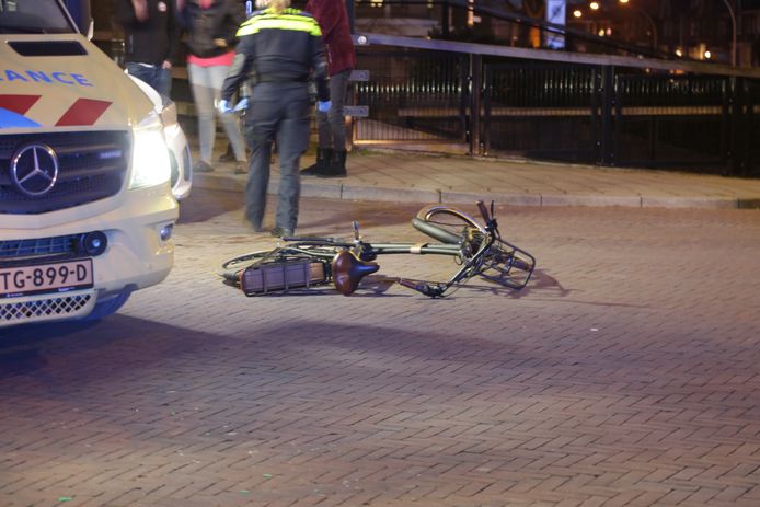 Op de kruising tussen de Bornerbroeksestraat en de Schoolstraat in Almelo is zaterdag aan het einde van de middag een fietser gewond geraakt.