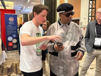 Stevie Wonder (72) test app voor blinden van drie Antwerpse vrienden uit in Californië: “‘Amazing’, zei hij”
