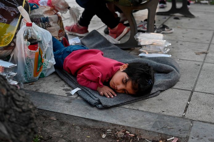 Een Afghaans kind uit kamp Moria op het eiland Lesbos ligt te slapen op een plein in Athene.