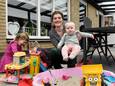 Lianne Spaanderman met haar zeven maanden oude dochter Rivkah. Links Spaandermans oudste dochters: Jedidyah (6) en Jinthe (4)