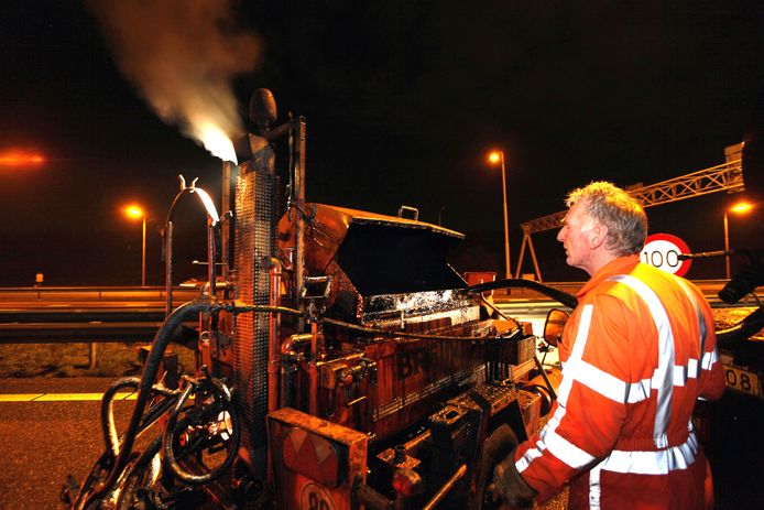 Nachtwerkers repareren schade aan het wegdek van de A2.