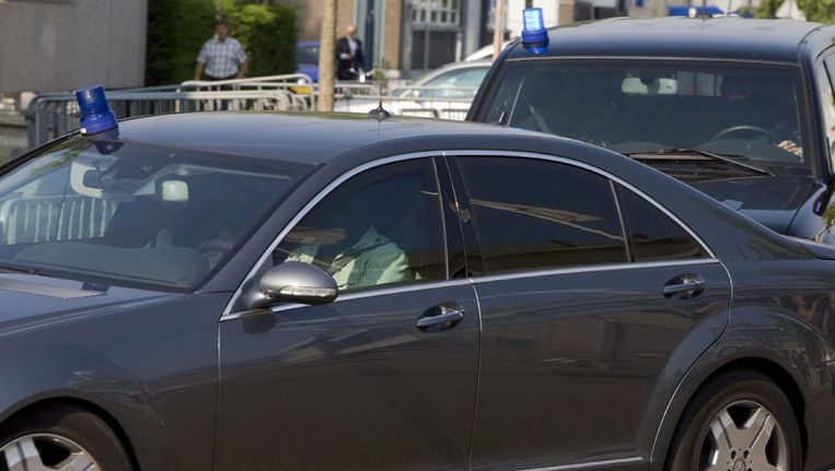 In een gepantserde auto arriveert Willem Holleeder bij de extra beveiligde rechtbank in Amsterdam. © ANP Beeld 