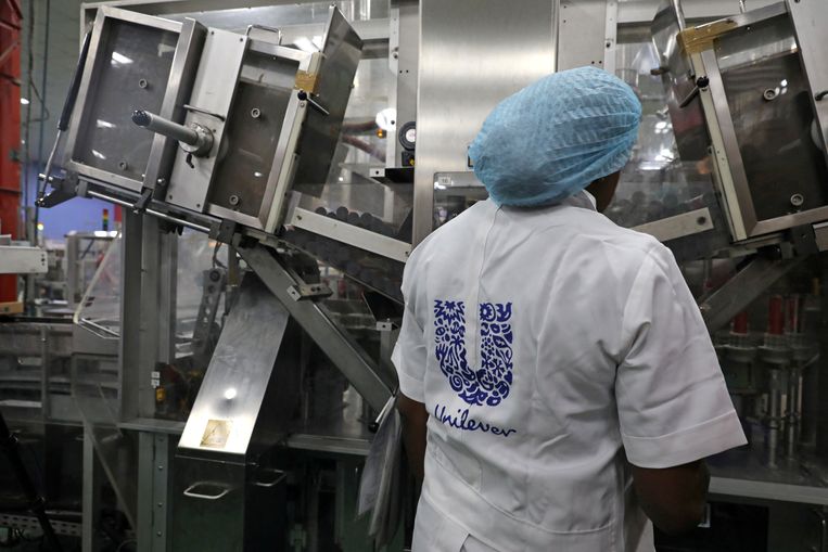 Een werknemer van Unilever in een tandpastafabriek in Nigeria.  Beeld REUTERS