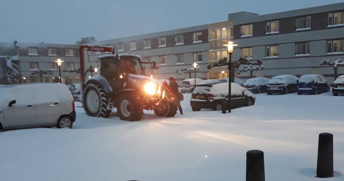 Brenda op de tractor door de sneeuw om thuiszorg te geven: 'Ik vroeg me af: Hoe kom ik in Ulft?' - D