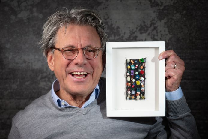 Emeritus Hoogleraar Bert Leufkens met een kunstwerk van Susie Freeman, bekend van haar Pill's art.