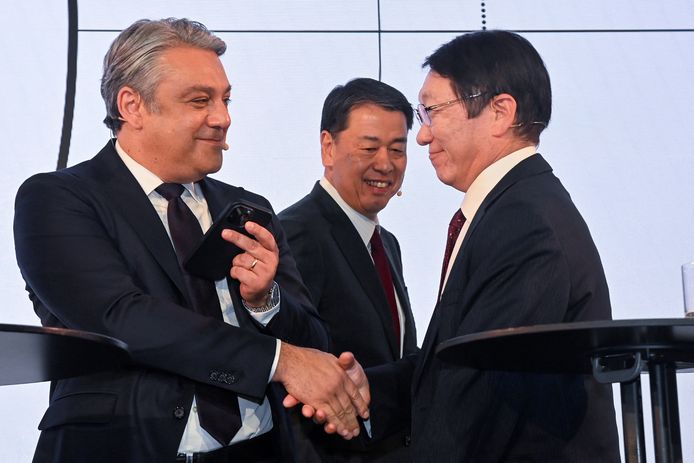 Nissan-topman Makoto Uchida kijkt toe terwijl CEO van Renault Luca De Meo en CEO van Mitsubishi Takao Kato elkaar de hand schudden na de presentatie van de hernieuwde samenwerking tussen de automerken. (06/02/23)