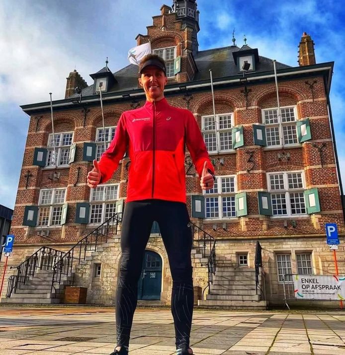Olivier Verhaege aan het gemeentehuis van 'zijn' Zomergem.