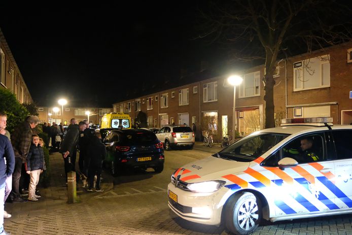 De politie in de Prinses Margrietstraat in 's-Gravenzande na een steekpartij het Oranjepark