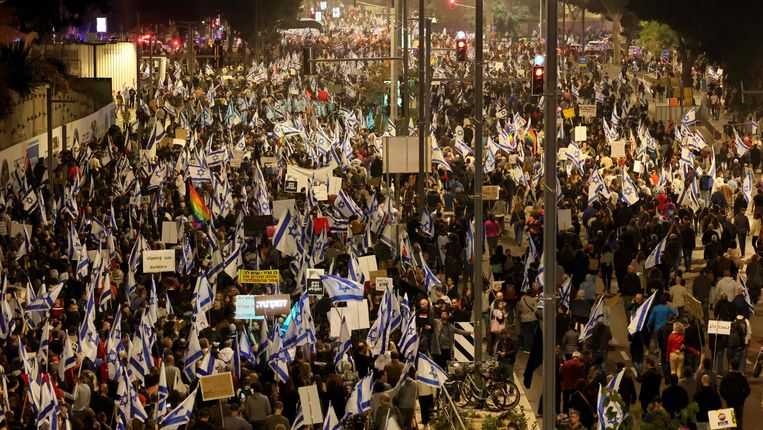 Een groot protest tegen de regering van premier Benjamin Netanyahu in Tel Aviv zaterdag. Beeld AFP
