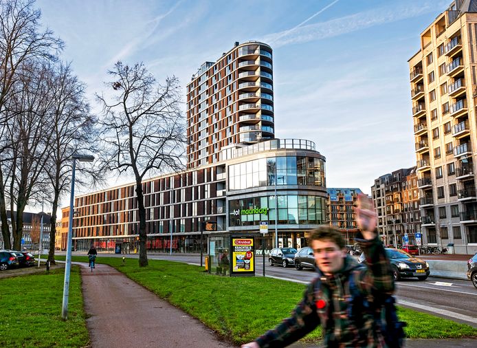 Twee appartementen van 45 vierkante meter in het nieuwbouwcomplex links op de foto, in de Utrechtse wijk Pijlsweerd, worden te huur aangeboden voor 2400 euro per maand. Woekerprijzen, oordeelt de Woonbond.