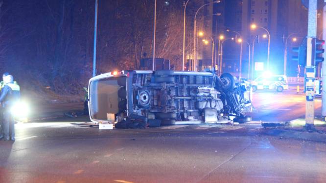 Un mort et 18 blessés dans l'accident d'un minibus à Anvers, un ado entre la vie et la mort