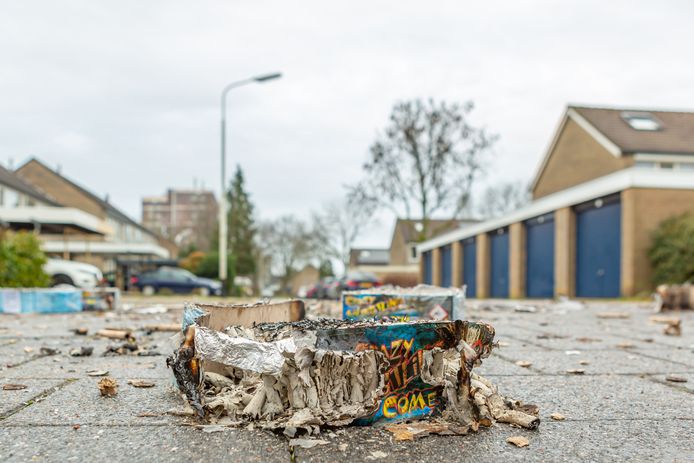 Restanten van vuurwerk bij de ingang van Luciadonk, januari 2021.