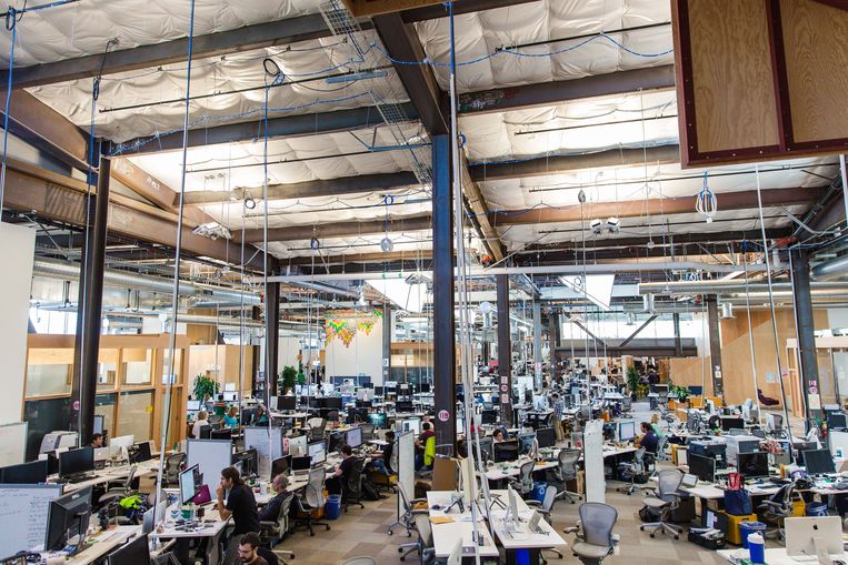 De werkvloer van Facebook in Menlo Park, Californië. Beginnen ze hier door te krijgen dat de technologische heilstaat ook ­averechtse uitwassen heeft? Beeld The Washington Post/Getty Images