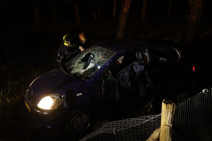 Auto Raakt Van De Weg Bij Nunspeet En Rolt Dwars Door Afrastering Heen,  Bestuurder Naar Ziekenhuis | Nunspeet | Ad.Nl