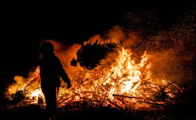 300 kerstbomen gaan in vlammen op bij kerstboomverbranding Riel