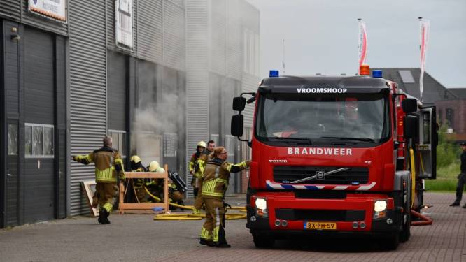 Zeer grote brand in Vroomshoop onder controle: ‘De schade aan het pand is aanzienlijk’