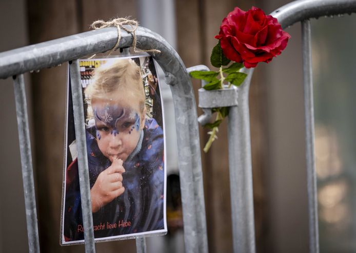 Bloemen en knuffels bij de gedenkplek voor de 10-jarige Hebe en haar begeleidster Sanne (26) bij het Hebehuis in het Nederlandse Vught.