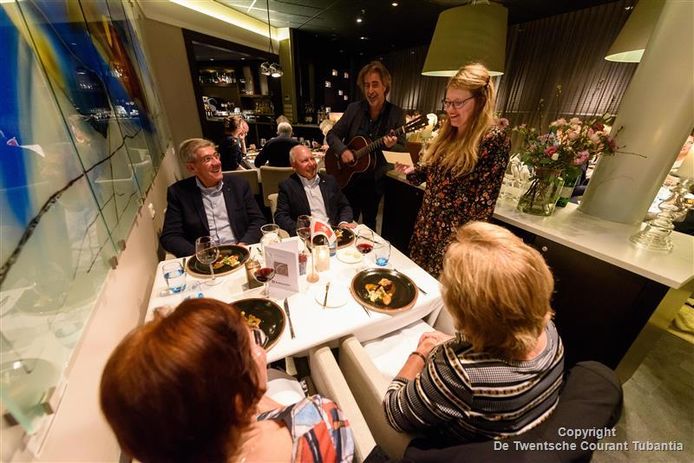 Muzikale opluistering van het finalediner lezersmenu. Ton Ouwehand en partner brengen 'voorgekookte' liedjes over de gerechten en genomineerde restaurants.