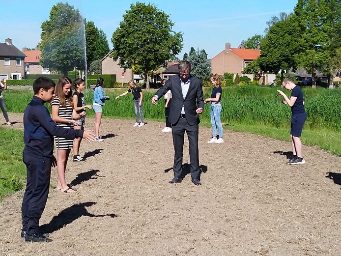 Groep 7 hielp mee met het inzaaien van de veldbloemen in Asperen.