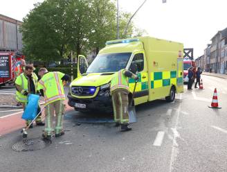 Ziekenwagen in de flank aangereden op kruispunt in Temse