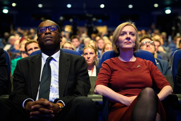 De Britse minister van Financiën Kwasi Kwarteng en premier Liz Truss zetten hun plan om de rijken minder belasting te laten betalen niet door.