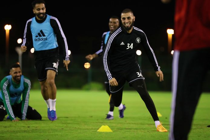 Youssef El Jebli (rechts) heeft plezier tijdens een training van Al-Faisaly.