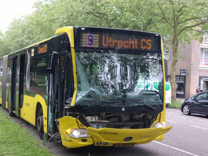 Stadsbus botst op takelwagen in Utrecht, passagiers en bestuurder met de schrik vrij