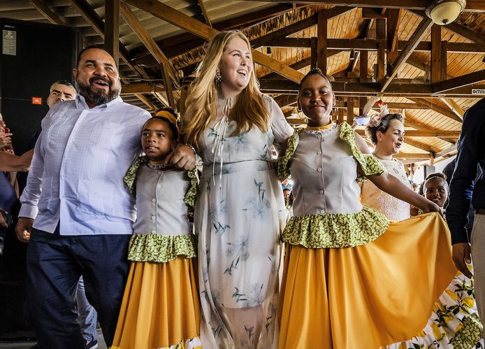 La principessa Amalia balla al ritmo della musica locale il primo giorno della sua visita al parco culturale Mangazina di Rei a Bonaire.