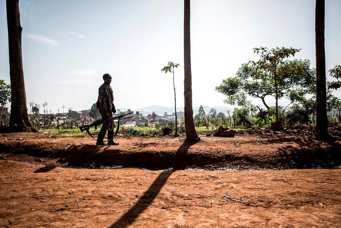 Een soldaat van de Armed Forces of the Democratic Republic of the Congo (FARDC) patrouilleert buiten het ebolacentrum in Butembo na de aanval deze ochtend.