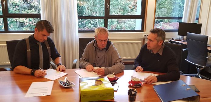 De gemeente Oosterhout en Lumiform tekenen een overeenkomst.