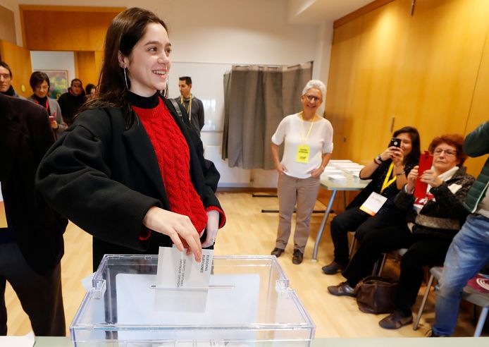 Laura Sancho vanmiddag in het stembureau van Les PLanes in Barcelona, waar ze de stem van Puigdemont via volmacht uitbracht.