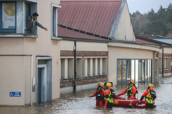 Hulpdiensten evacueren een bewoner uit een overstroomde straat in Arques, Frankrijk. Na maanden van zware regenval zijn de rivieren in het noorden van Frankrijk overstroomd.