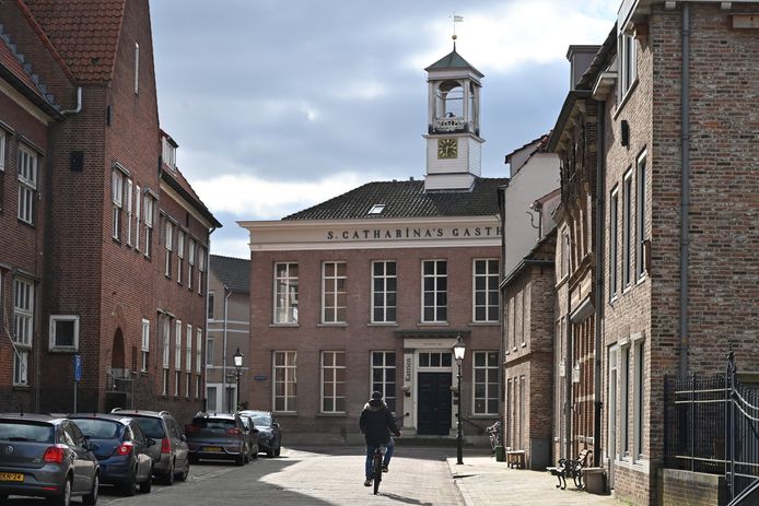 Katrien staat al jaren leeg. Als het goed is komen er appartementen in.