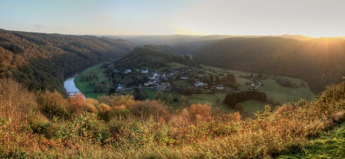 Vue depuis de Rochehaut, village ardennais connu pour sa vue panoramique sur le méandre de la Semois.