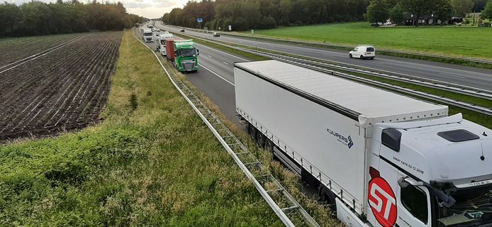 Treinen van fout geparkeerde trucks blijven snelweg A67 teisteren: ‘Ze ...