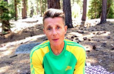 ‘Transzanger’ K's Choice na 3 maanden testosteron: ‘Een jongen vroeg me om FIFA te spelen’